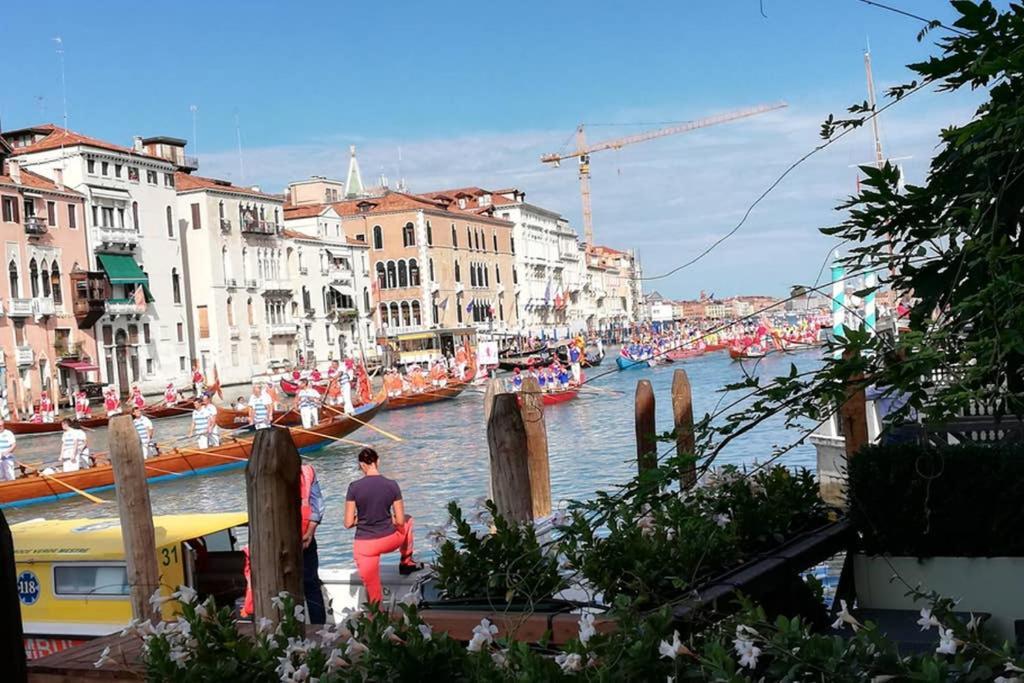 Grand Canal Next To Guggenheim Венеция Экстерьер фото