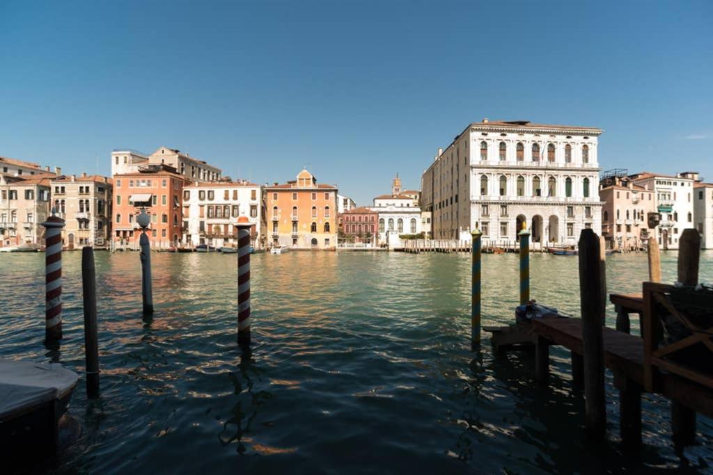 Grand Canal Next To Guggenheim Венеция Экстерьер фото